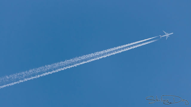 640px-Sq_contrails_ybbn